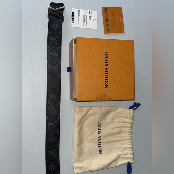 M9043W
LV Initiales 40MM Reversible
30/32in - Picture 8 of 9